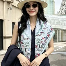 Dioramour 印花方巾 90 厘米蓝色桑蚕丝斜纹面料多色 Revolution Flowers 图案 Revolu Dioramour 印花方巾 90 厘米蓝色桑蚕丝斜纹面料多色 Revolution Flowers 图案 Revolu