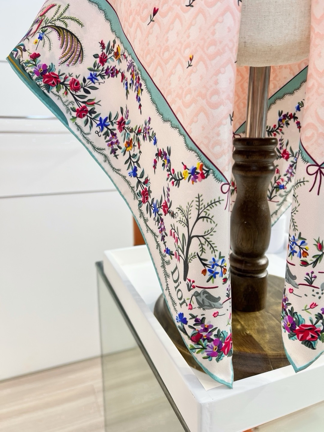 Dioramour 印花方巾 90 厘米蓝色桑蚕丝斜纹面料多色 Revolution Flowers 图案 Revolu Dioramour 印花方巾 90 厘米蓝色桑蚕丝斜纹面料多色 Revolution Flowers 图案 Revolu