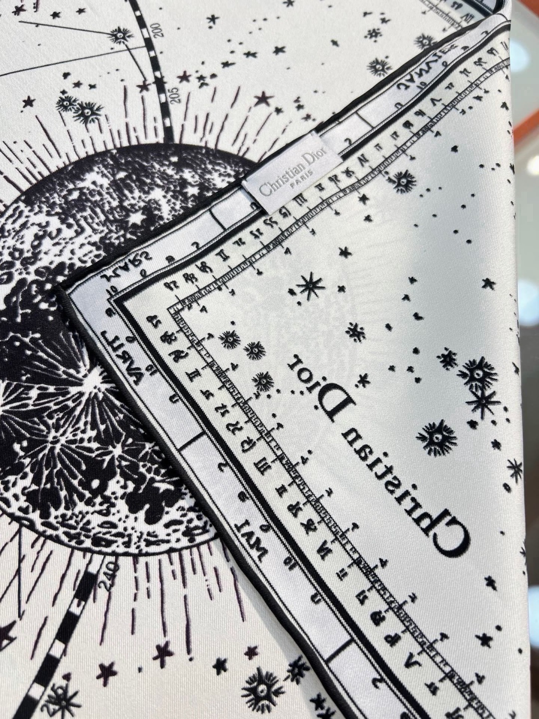 这款Dior 星座系列～   【18mm顶级真丝双面同色印花方巾】 是发布秀的主打款式，以 Zodiac 印花、展示对星