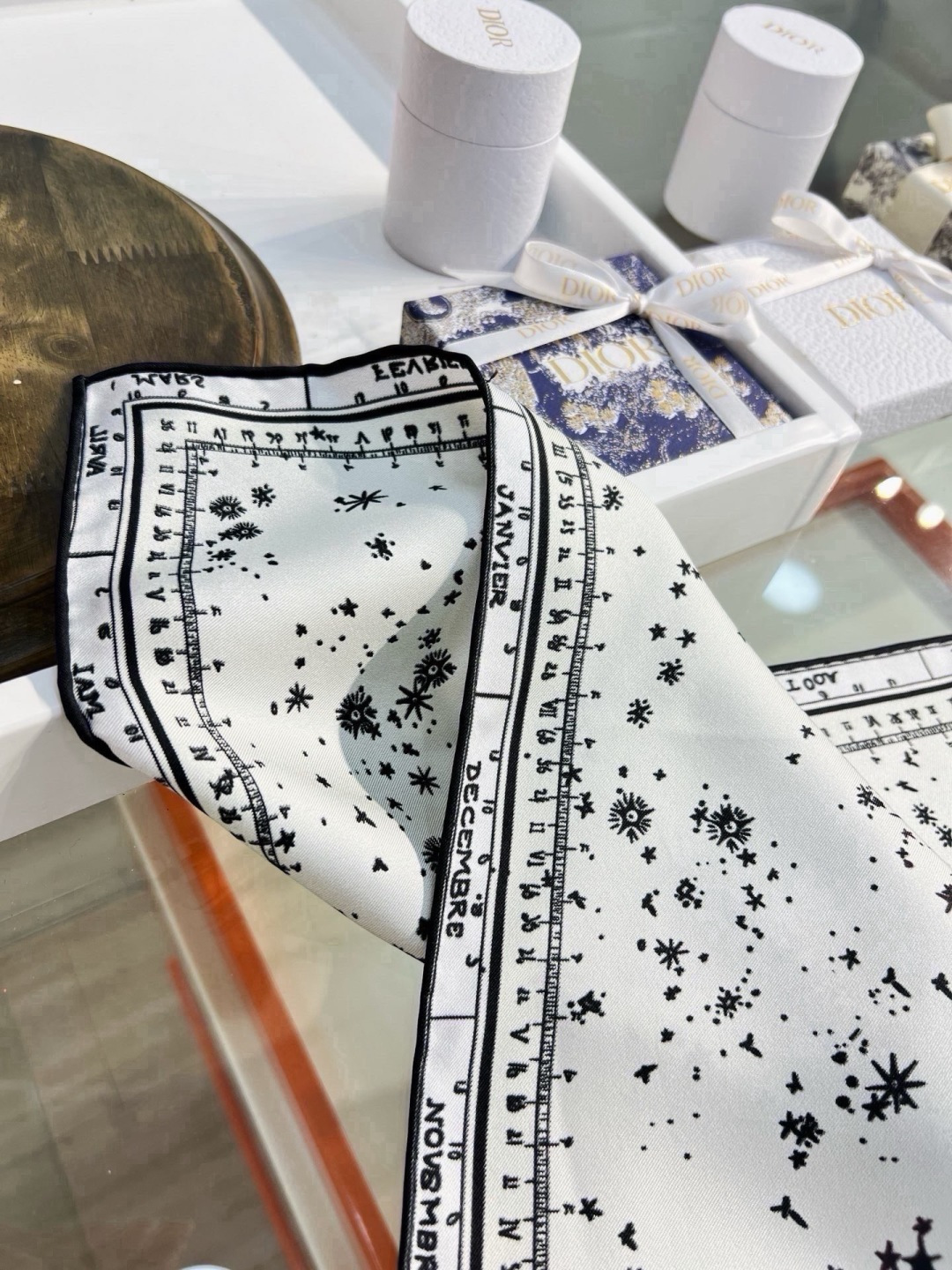 这款Dior 星座系列～   【18mm顶级真丝双面同色印花方巾】 是发布秀的主打款式，以 Zodiac 印花、展示对星