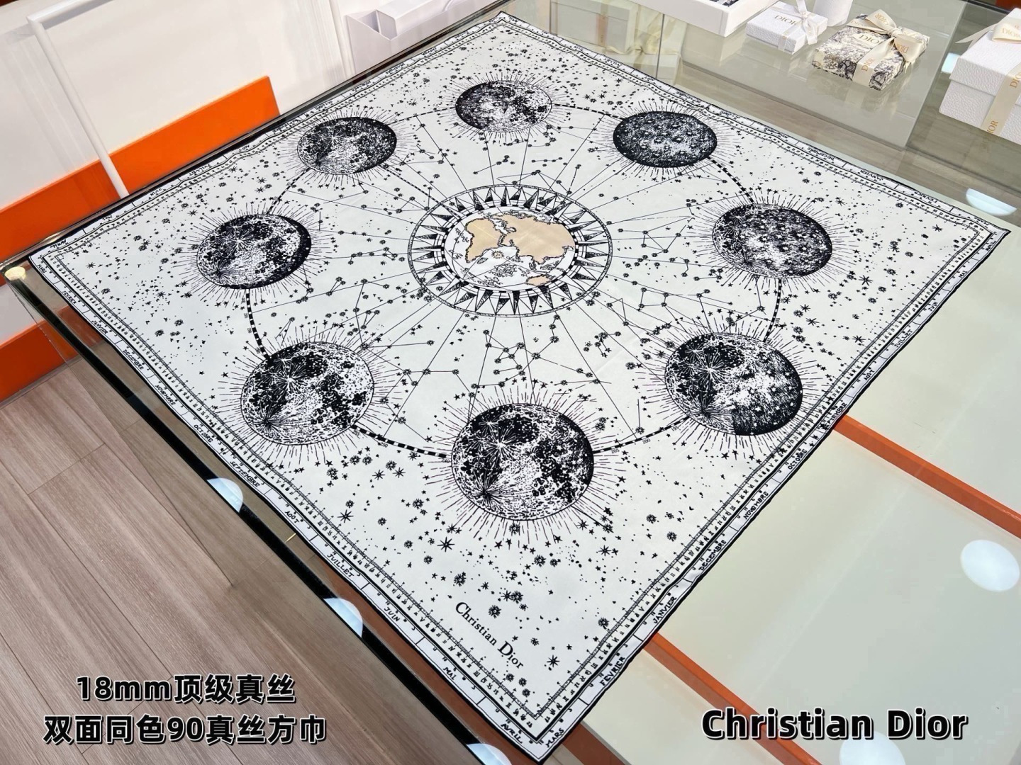 这款Dior 星座系列～   【18mm顶级真丝双面同色印花方巾】 是发布秀的主打款式，以 Zodiac 印花、展示对星
