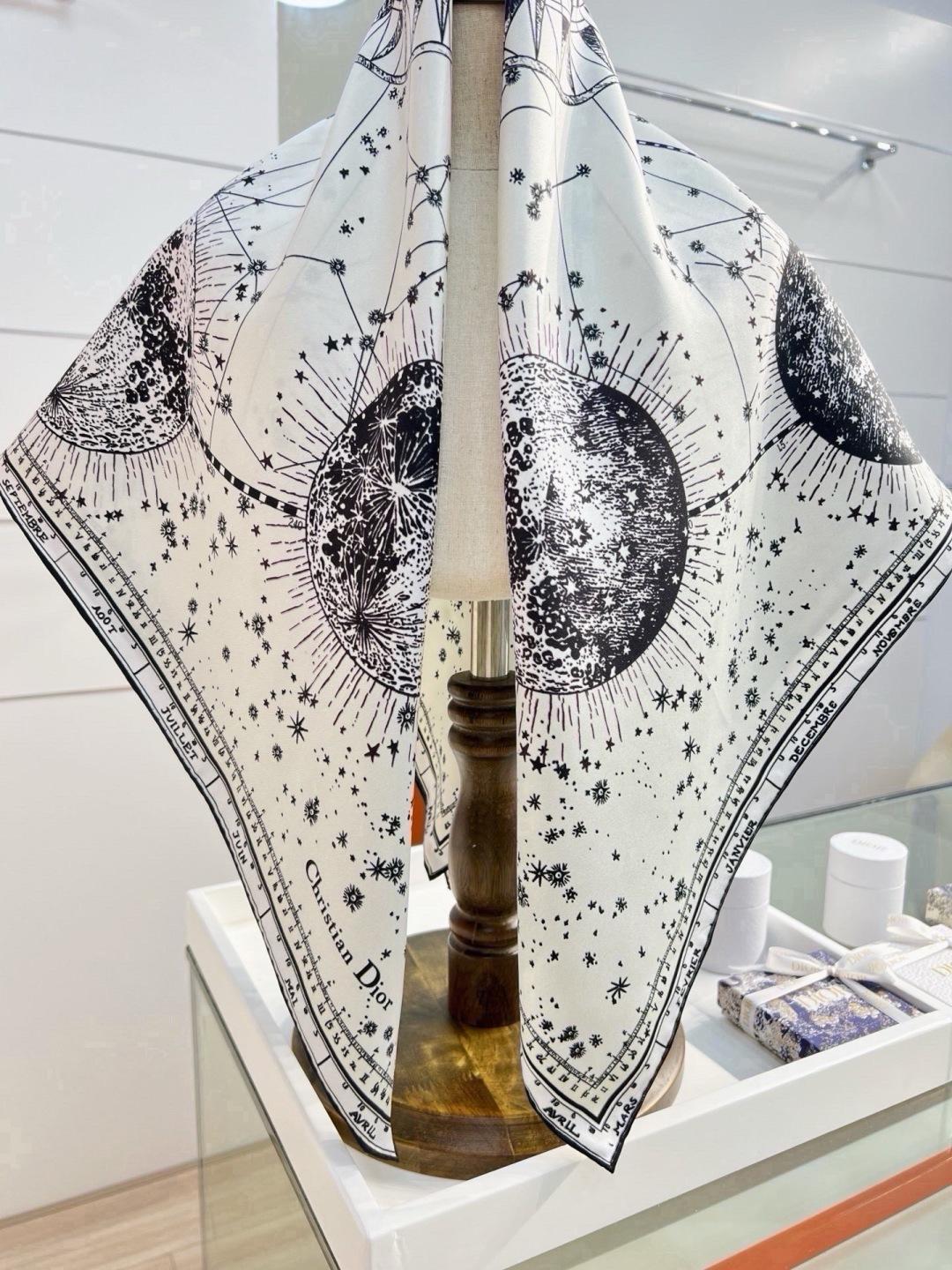 这款Dior 星座系列～   【18mm顶级真丝双面同色印花方巾】 是发布秀的主打款式，以 Zodiac 印花、展示对星
