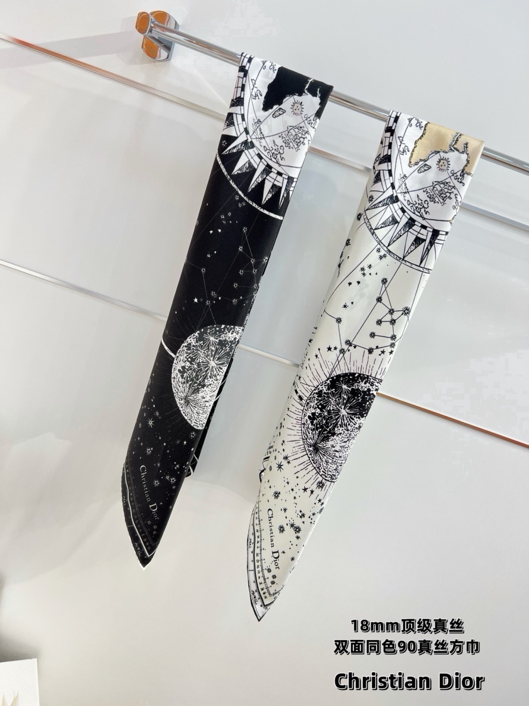 这款Dior 星座系列～   【18mm顶级真丝双面同色印花方巾】 是发布秀的主打款式，以 Zodiac 印花、展示对星