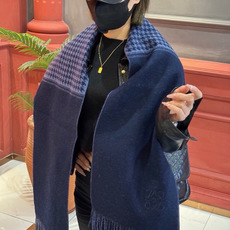 罗意威👍巴黎时装展商务男士女士通用双面羊绒披肩🔥代工厂臻选上乘的超细羊绒纤维 进行纯手工精梳处理 耗时耗力 再以清泉水浸 罗意威👍巴黎时装展商务男士女士通用双面羊绒披肩🔥代工厂臻选上乘的超细羊绒纤维 进行纯手工精梳处理 耗时耗力 再以清泉水浸