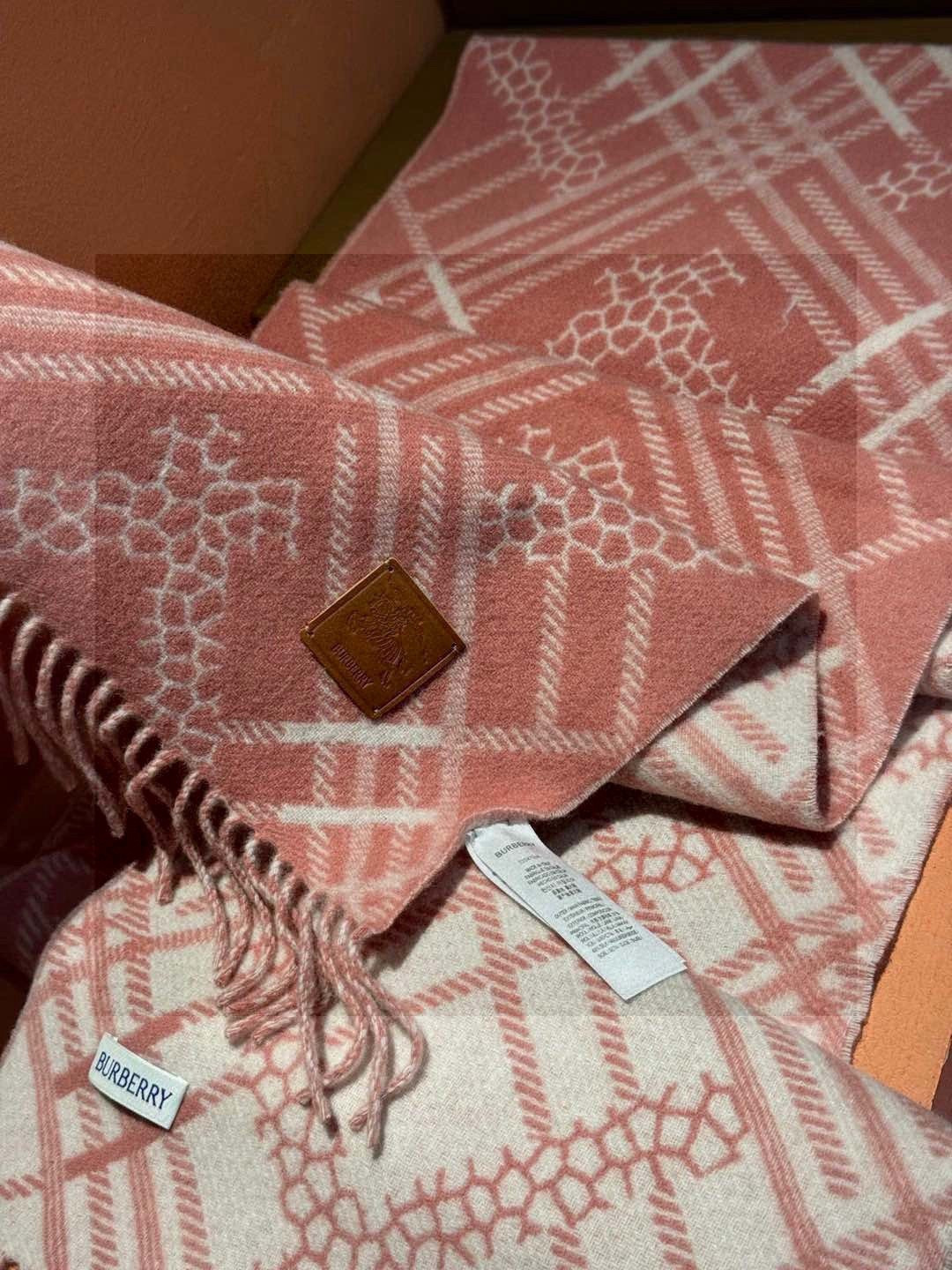 双面围巾 🆕Burberry · 巴宝莉格子围巾❗️好看的要疯掉了,太有型太有魅力了❗️❗️非常斯文时尚的秋冬单品!真的 双面围巾 🆕Burberry · 巴宝莉格子围巾❗️好看的要疯掉了,太有型太有魅力了❗️❗️非常斯文时尚的秋冬单品!真的