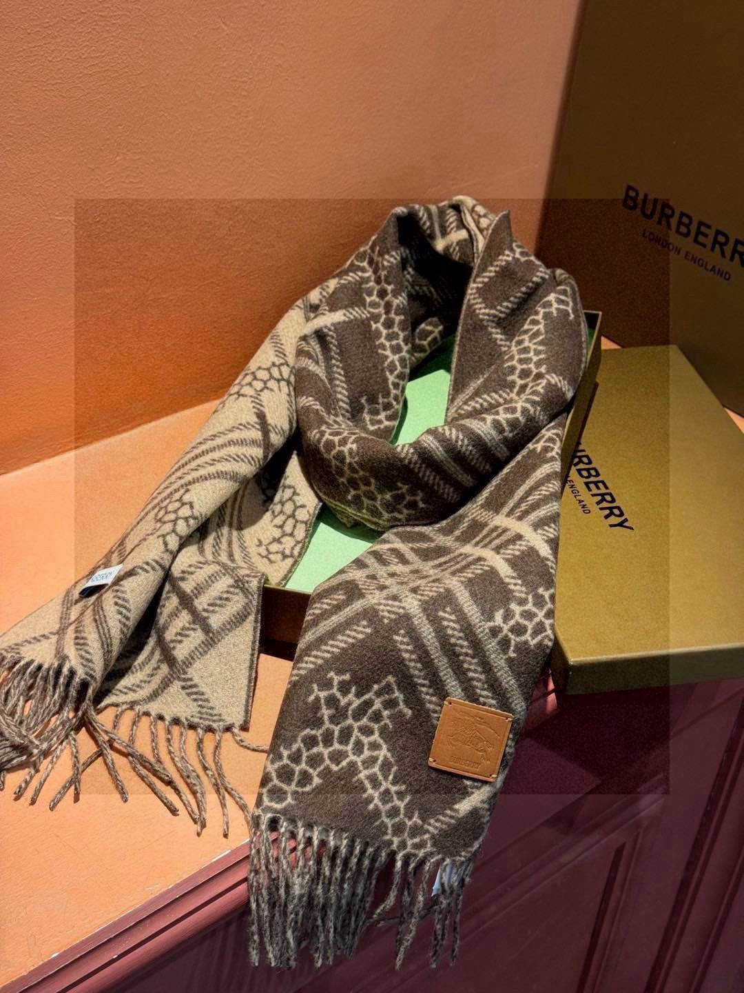 双面围巾 🆕Burberry · 巴宝莉格子围巾❗️好看的要疯掉了，太有型太有魅力了❗️❗️非常斯文时尚的秋冬单品！真的