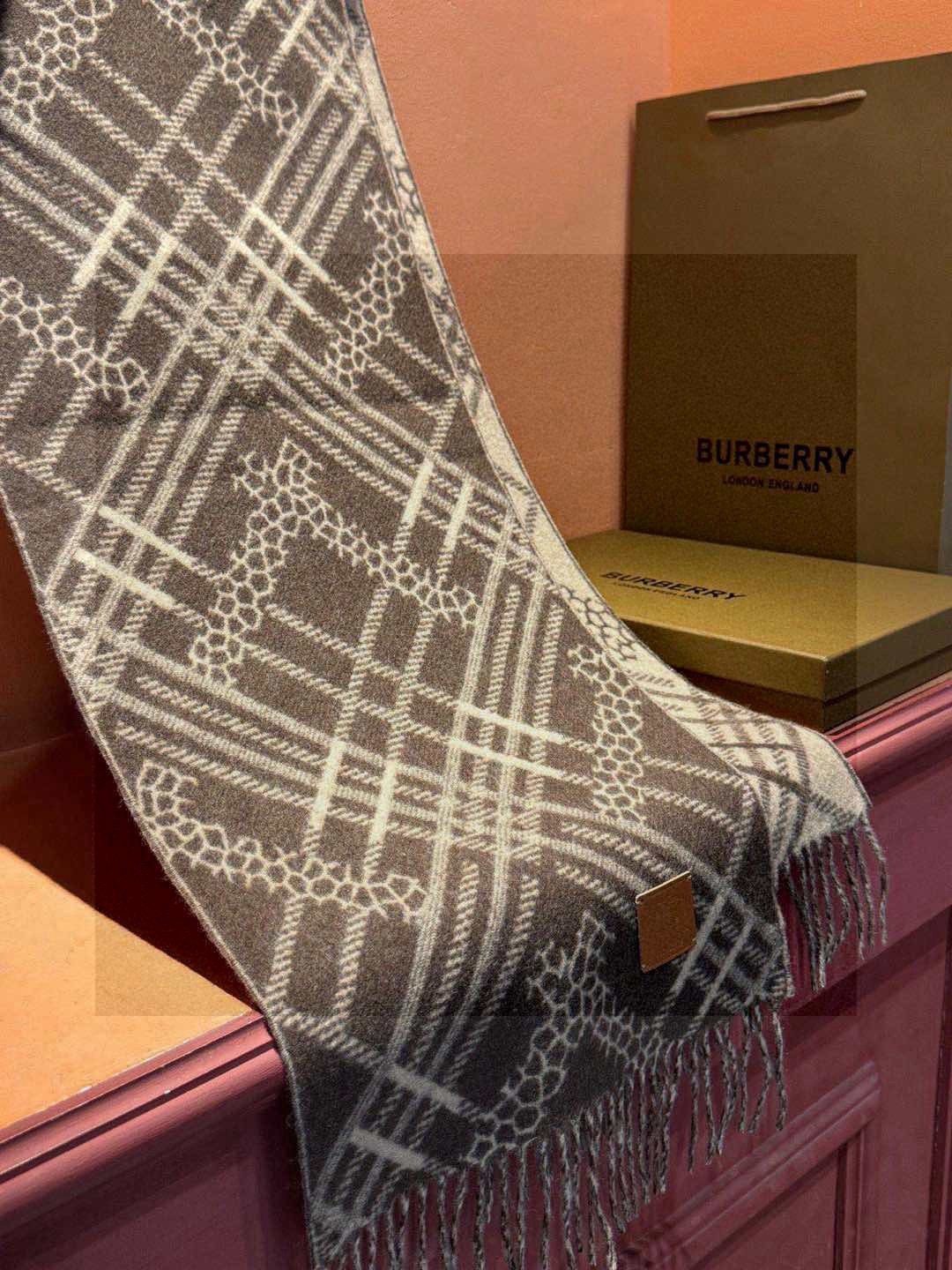 双面围巾 🆕Burberry · 巴宝莉格子围巾❗️好看的要疯掉了，太有型太有魅力了❗️❗️非常斯文时尚的秋冬单品！真的