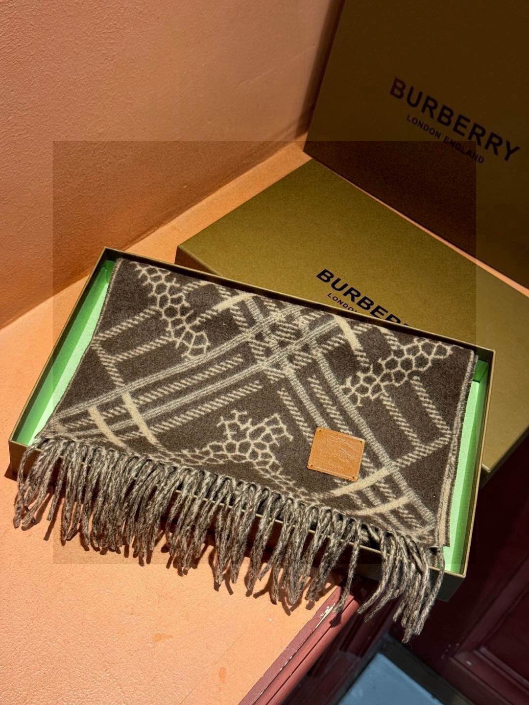 双面围巾 🆕Burberry · 巴宝莉格子围巾❗️好看的要疯掉了，太有型太有魅力了❗️❗️非常斯文时尚的秋冬单品！真的