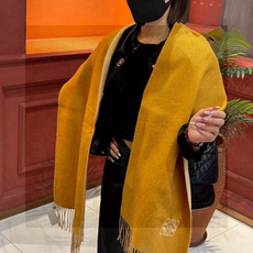 罗意威👍巴黎时装展商务男士女士通用双面羊绒披肩🔥代工厂臻选上乘的超细羊绒纤维 进行纯手工精梳处理 耗时耗力 再以清泉水浸 罗意威👍巴黎时装展商务男士女士通用双面羊绒披肩🔥代工厂臻选上乘的超细羊绒纤维 进行纯手工精梳处理 耗时耗力 再以清泉水浸