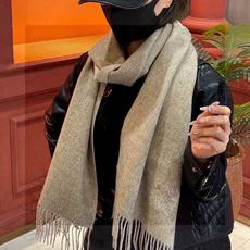 罗意威👍巴黎时装展商务男士女士通用双面羊绒披肩🔥代工厂臻选上乘的超细羊绒纤维 进行纯手工精梳处理 耗时耗力 再以清泉水浸 罗意威👍巴黎时装展商务男士女士通用双面羊绒披肩🔥代工厂臻选上乘的超细羊绒纤维 进行纯手工精梳处理 耗时耗力 再以清泉水浸