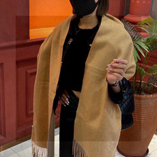 罗意威👍巴黎时装展商务男士女士通用双面羊绒披肩🔥代工厂臻选上乘的超细羊绒纤维 进行纯手工精梳处理 耗时耗力 再以清泉水浸 罗意威👍巴黎时装展商务男士女士通用双面羊绒披肩🔥代工厂臻选上乘的超细羊绒纤维 进行纯手工精梳处理 耗时耗力 再以清泉水浸