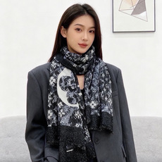 会发光发亮的围巾银丝羊绒长巾✨专柜同步‼️真心赞‼️驴家【L字母与花纹长巾】路易威登经典 Monogram 图案搭配彩色 会发光发亮的围巾银丝羊绒长巾✨专柜同步‼️真心赞‼️驴家【L字母与花纹长巾】路易威登经典 Monogram 图案搭配彩色