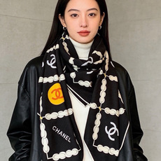 高级成衣系列~Chanel 【140双面同色丝绒披肩】 此系列谱写一曲自由轻灵的赞歌 本系列作品创新演绎品牌的风格符号 高级成衣系列~Chanel 【140双面同色丝绒披肩】 此系列谱写一曲自由轻灵的赞歌 本系列作品创新演绎品牌的风格符号