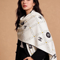 高级成衣系列~Chanel 【140双面同色丝绒披肩】 此系列谱写一曲自由轻灵的赞歌 本系列作品创新演绎品牌的风格符号 高级成衣系列~Chanel 【140双面同色丝绒披肩】 此系列谱写一曲自由轻灵的赞歌 本系列作品创新演绎品牌的风格符号