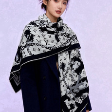 LV x TM 140披肩 【140顶级丝绒双面同色披肩】 本款L Multicolor披肩出自路易威登与知名日本艺术家 LV x TM 140披肩 【140顶级丝绒双面同色披肩】 本款L Multicolor披肩出自路易威登与知名日本艺术家