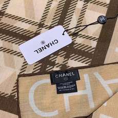 高级成衣系列~Chanel 【140双面同色丝绒披肩】 此系列谱写一曲自由轻灵的赞歌 本系列作品创新演绎品牌的风格符号 高级成衣系列~Chanel 【140双面同色丝绒披肩】 此系列谱写一曲自由轻灵的赞歌 本系列作品创新演绎品牌的风格符号