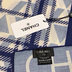 高级成衣系列~Chanel 【140双面同色丝绒披肩】 此系列谱写一曲自由轻灵的赞歌 本系列作品创新演绎品牌的风格符号 高级成衣系列~Chanel 【140双面同色丝绒披肩】 此系列谱写一曲自由轻灵的赞歌 本系列作品创新演绎品牌的风格符号