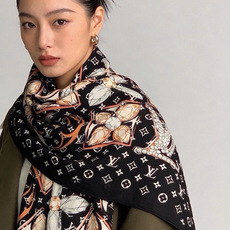 LV x TM 140披肩 【140顶级丝绒双面同色披肩】 本款L Multicolor披肩出自路易威登与知名日本艺术家 LV x TM 140披肩 【140顶级丝绒双面同色披肩】 本款L Multicolor披肩出自路易威登与知名日本艺术家