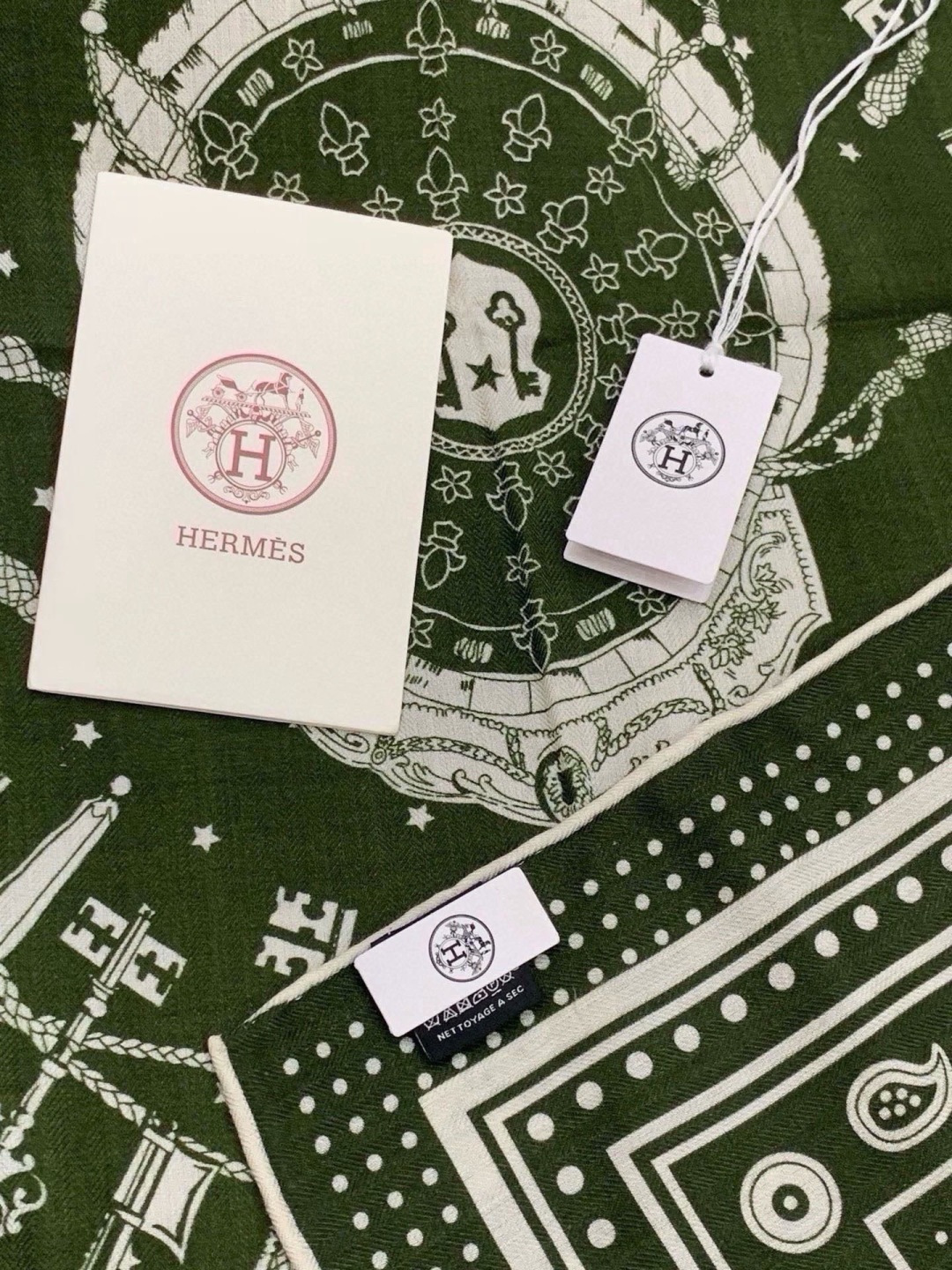 羊绒新款🆕👏👏买了都说好看‼️推荐💕爱马仕双面同色羊绒方巾【双面同色140】，顶级工艺超值‼️爱马仕专柜爆款🎁💟立体呈现