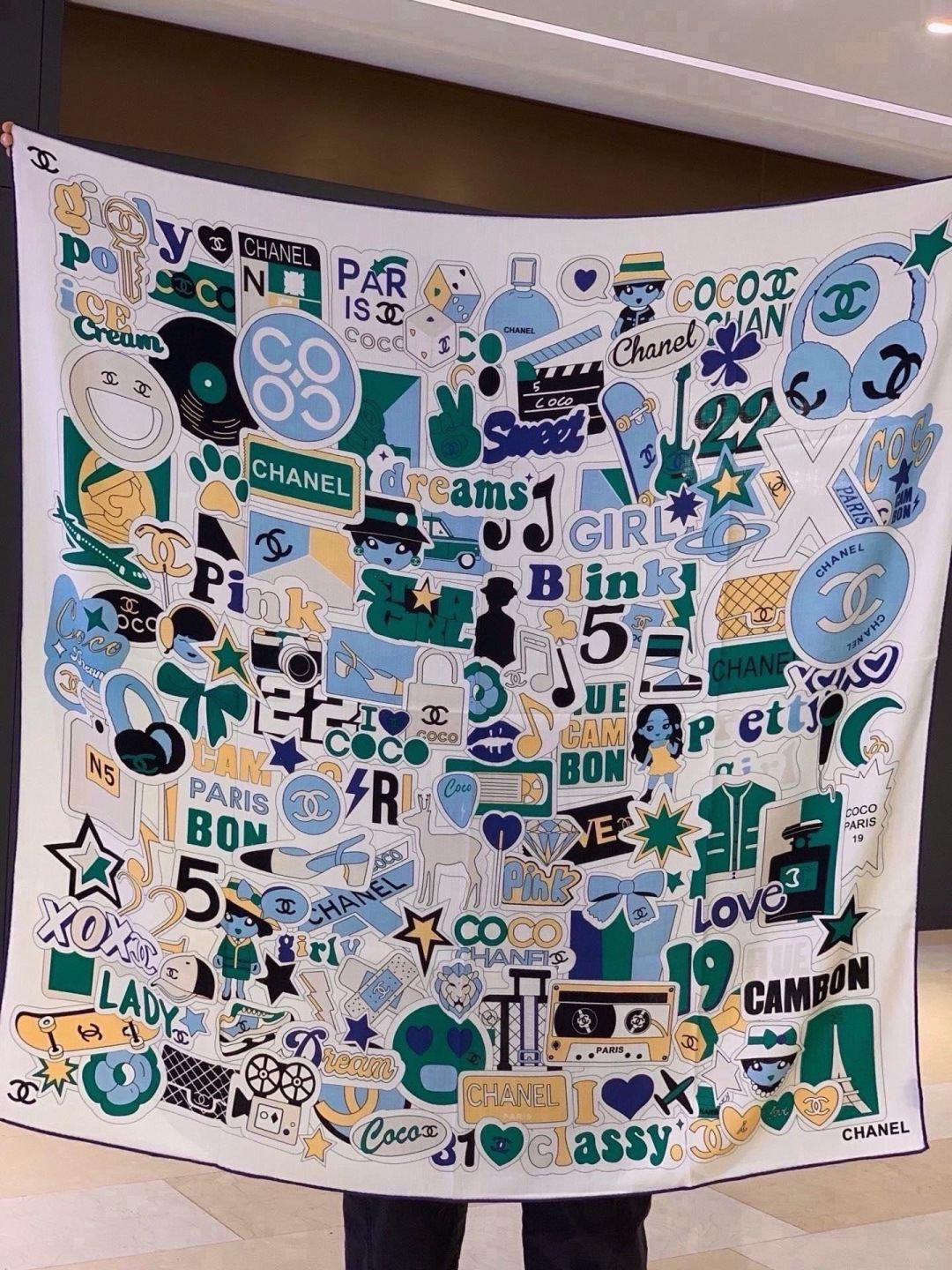 高级成衣系列～Chanel  【140双面同色丝绒披肩】 此系列谱写一曲自由轻灵的赞歌 本系列作品创新演绎品牌的风格符号