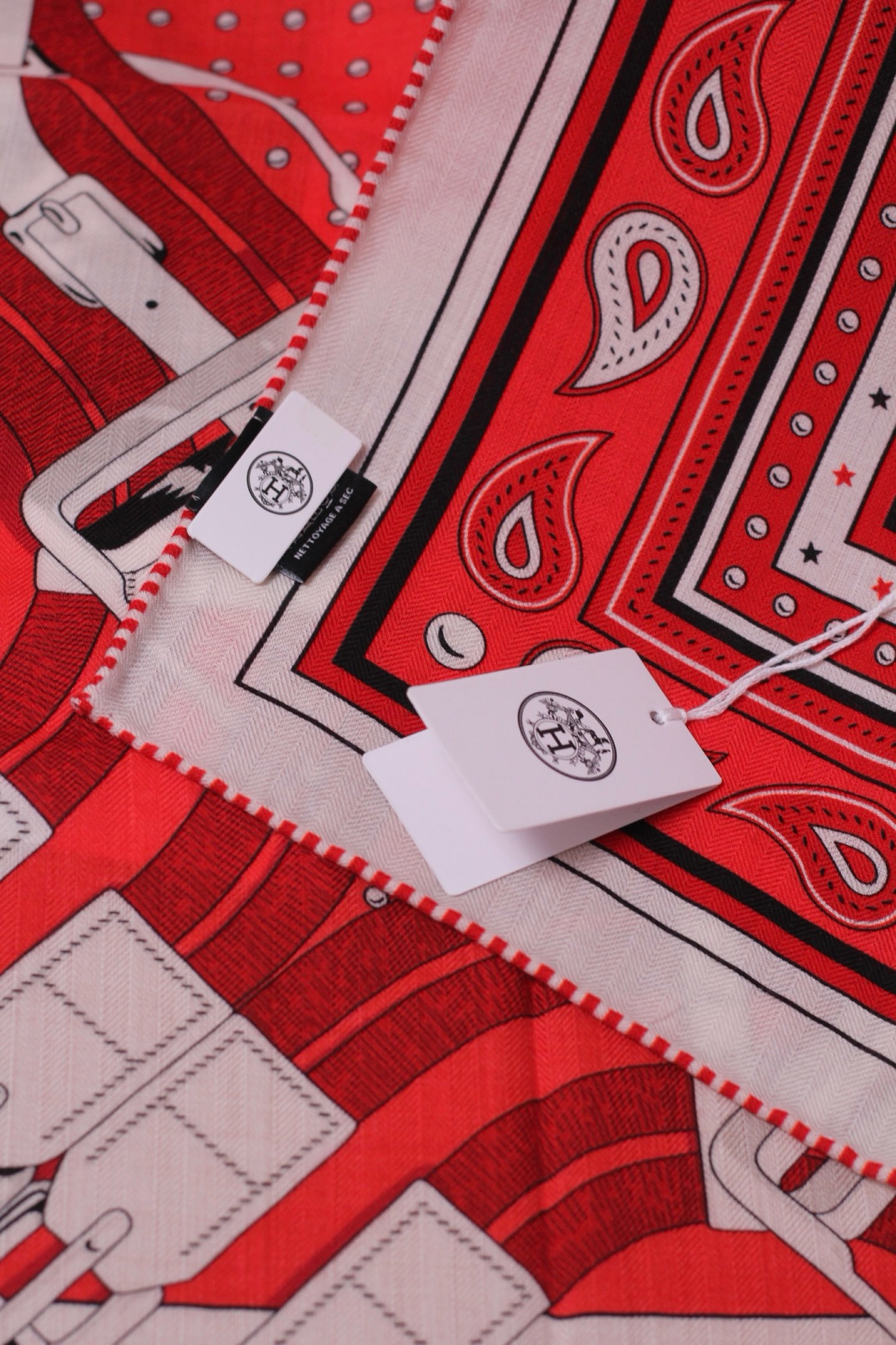 “马嚼锁环BANDANA”140披肩 手工卷边山羊绒和真丝混纺披肩（70%山羊绒，30%桑蚕丝）。 这款迷人的140披肩