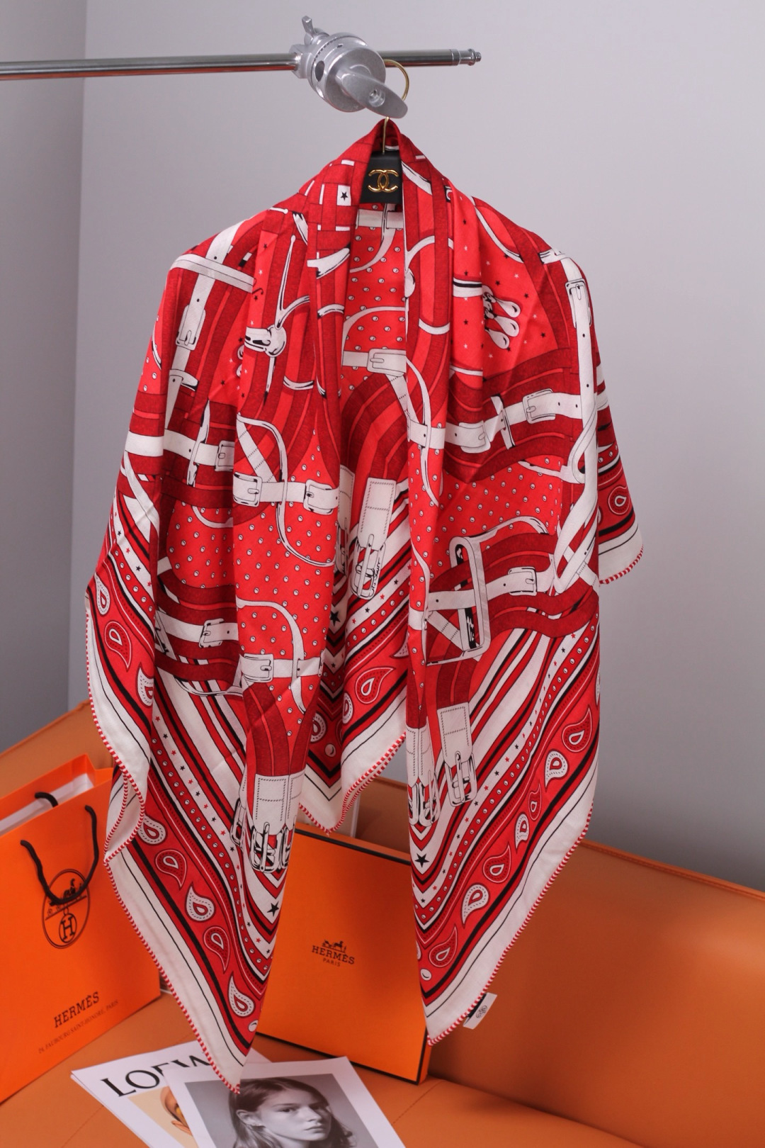 “马嚼锁环BANDANA”140披肩 手工卷边山羊绒和真丝混纺披肩（70%山羊绒，30%桑蚕丝）。 这款迷人的140披肩