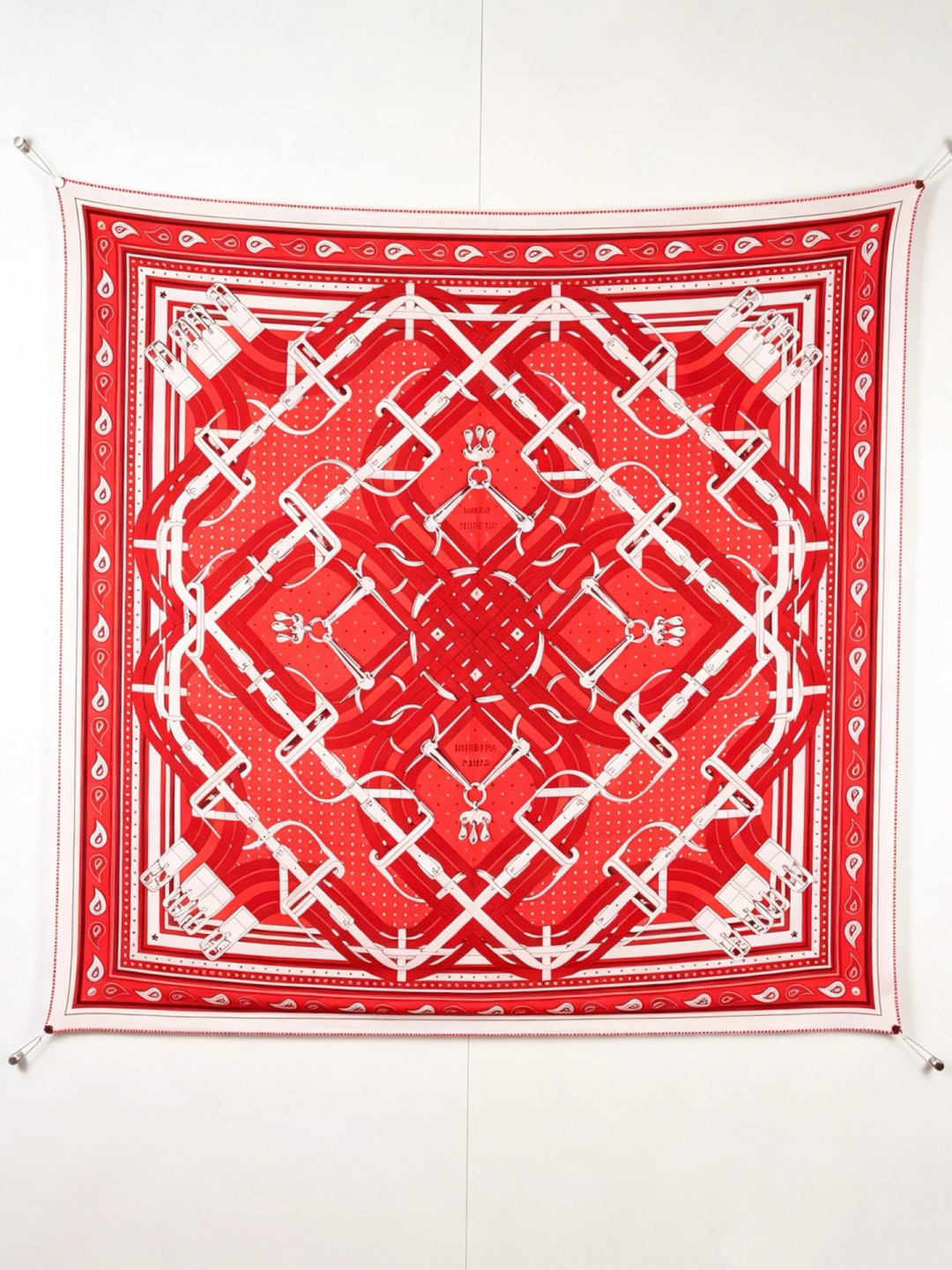 “马嚼锁环BANDANA”140披肩 手工卷边山羊绒和真丝混纺披肩（70%山羊绒，30%桑蚕丝）。 这款迷人的140披肩