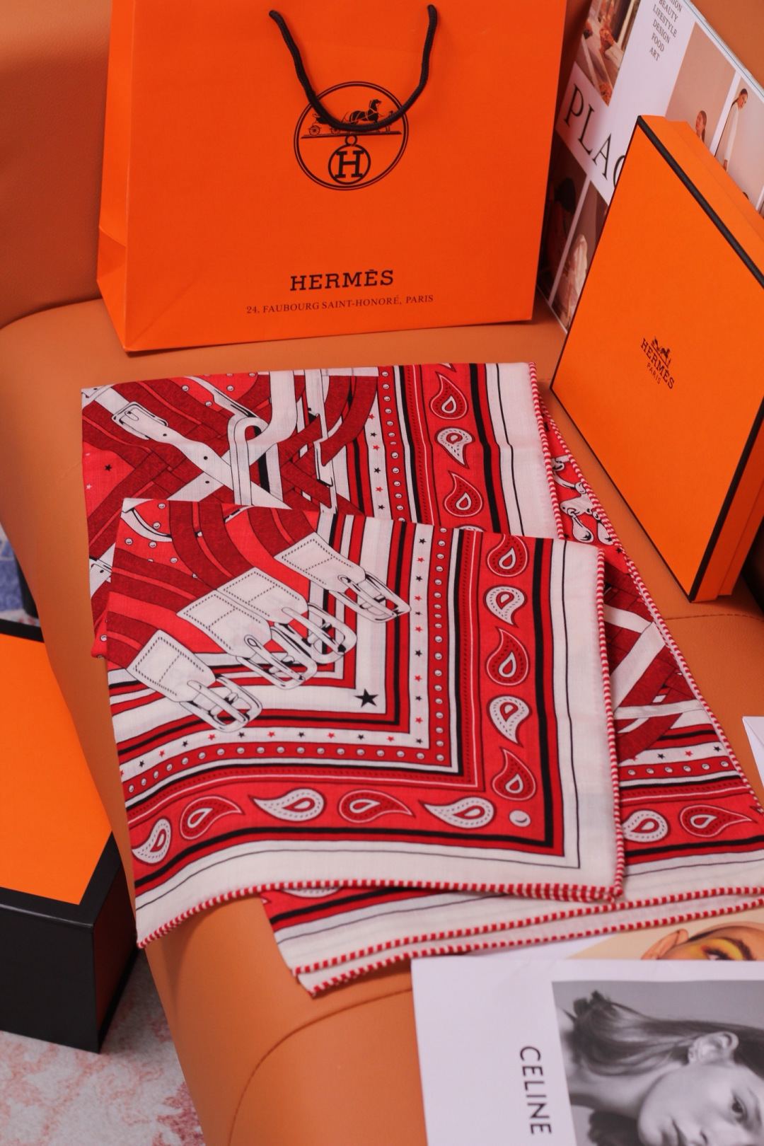 “马嚼锁环BANDANA”140披肩 手工卷边山羊绒和真丝混纺披肩（70%山羊绒，30%桑蚕丝）。 这款迷人的140披肩