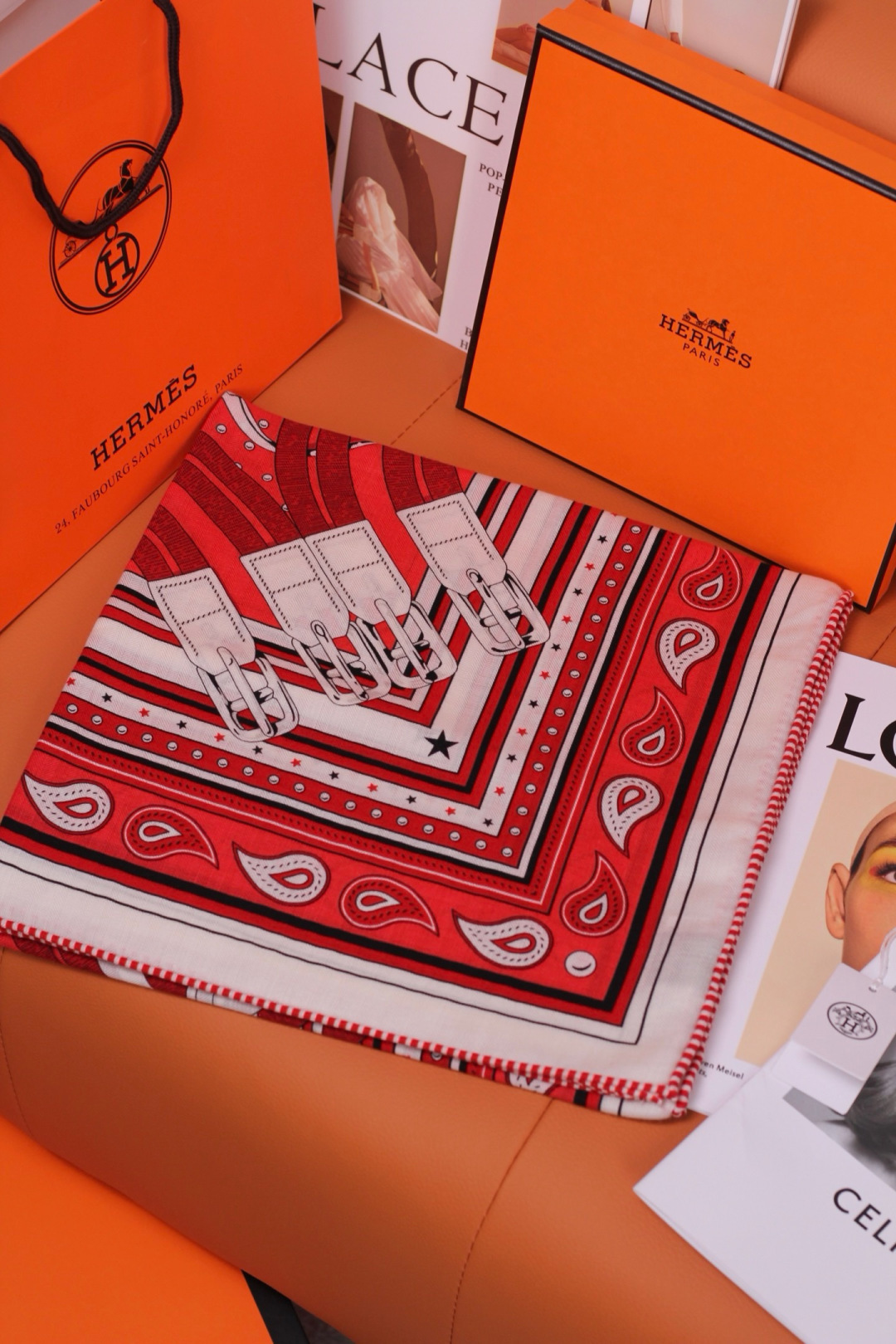 “马嚼锁环BANDANA”140披肩 手工卷边山羊绒和真丝混纺披肩（70%山羊绒，30%桑蚕丝）。 这款迷人的140披肩