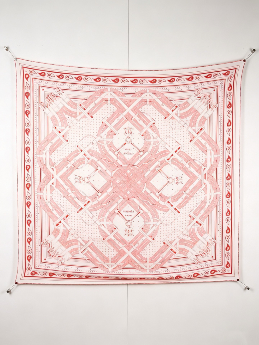 “马嚼锁环BANDANA”140披肩 手工卷边山羊绒和真丝混纺披肩（70%山羊绒，30%桑蚕丝）。 这款迷人的140披肩