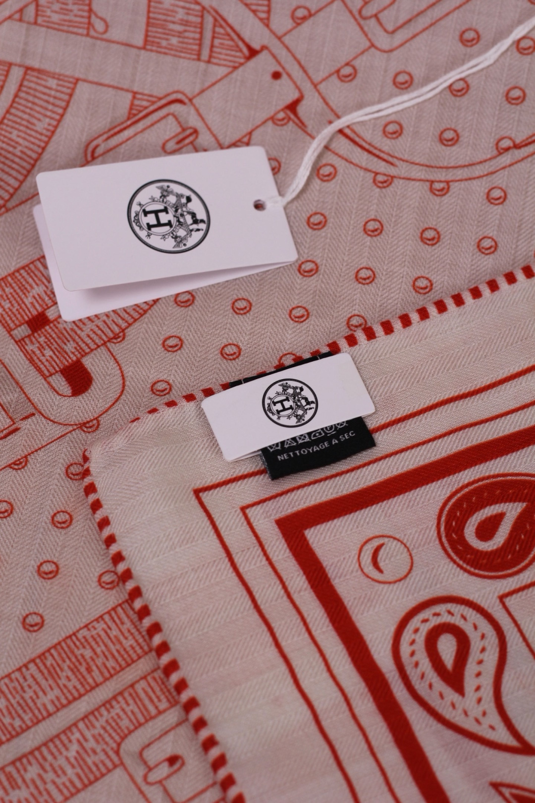 “马嚼锁环BANDANA”140披肩 手工卷边山羊绒和真丝混纺披肩（70%山羊绒，30%桑蚕丝）。 这款迷人的140披肩