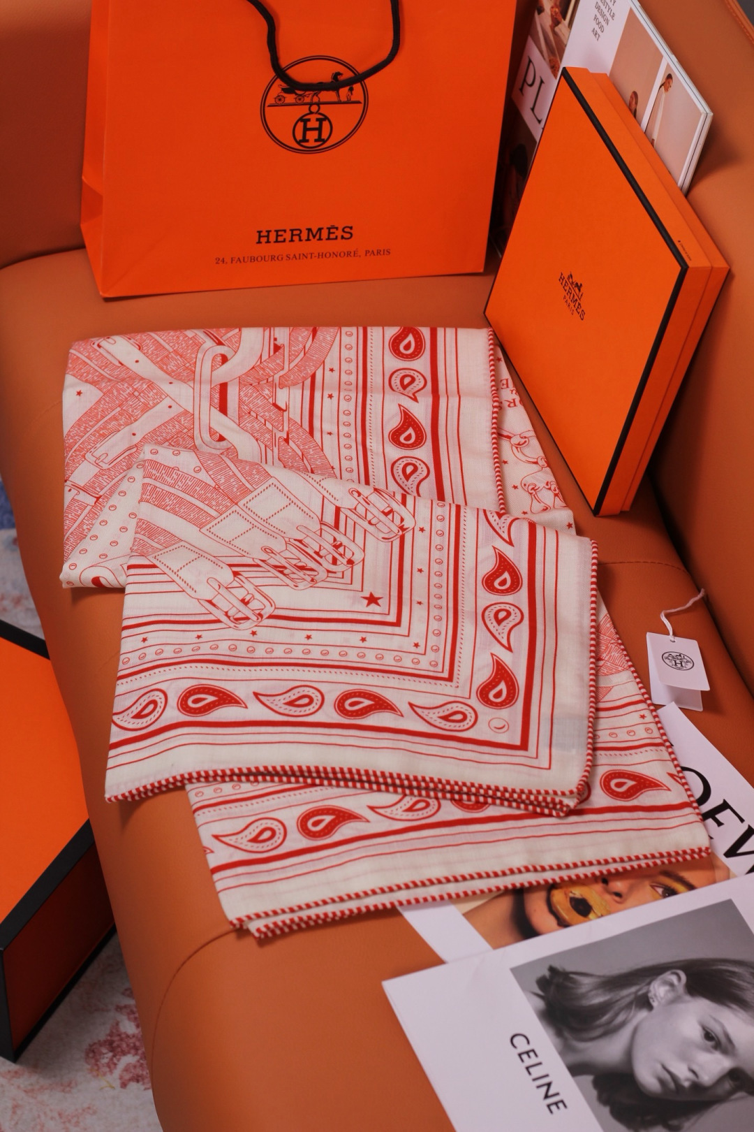 “马嚼锁环BANDANA”140披肩 手工卷边山羊绒和真丝混纺披肩（70%山羊绒，30%桑蚕丝）。 这款迷人的140披肩