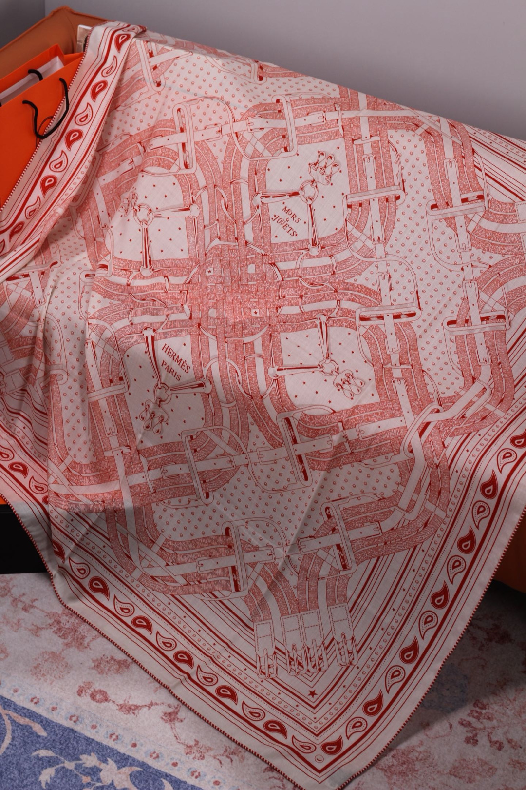 “马嚼锁环BANDANA”140披肩 手工卷边山羊绒和真丝混纺披肩（70%山羊绒，30%桑蚕丝）。 这款迷人的140披肩
