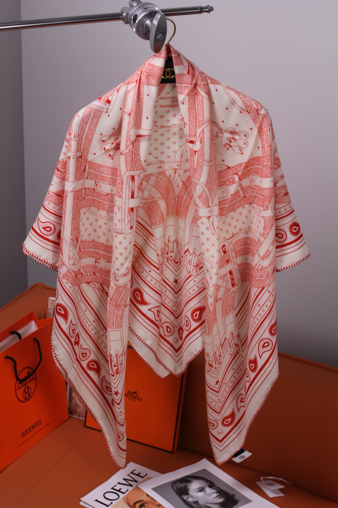 “马嚼锁环BANDANA”140披肩 手工卷边山羊绒和真丝混纺披肩（70%山羊绒，30%桑蚕丝）。 这款迷人的140披肩