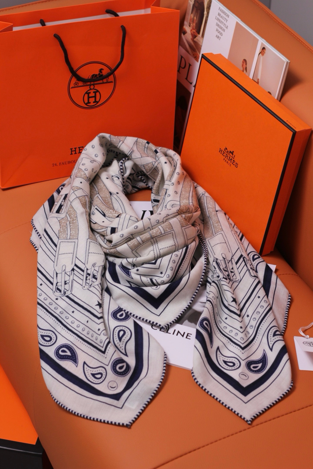 “马嚼锁环BANDANA”140披肩 手工卷边山羊绒和真丝混纺披肩（70%山羊绒，30%桑蚕丝）。 这款迷人的140披肩