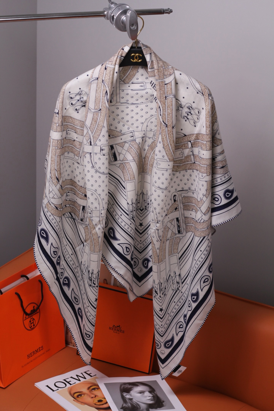 “马嚼锁环BANDANA”140披肩 手工卷边山羊绒和真丝混纺披肩（70%山羊绒，30%桑蚕丝）。 这款迷人的140披肩
