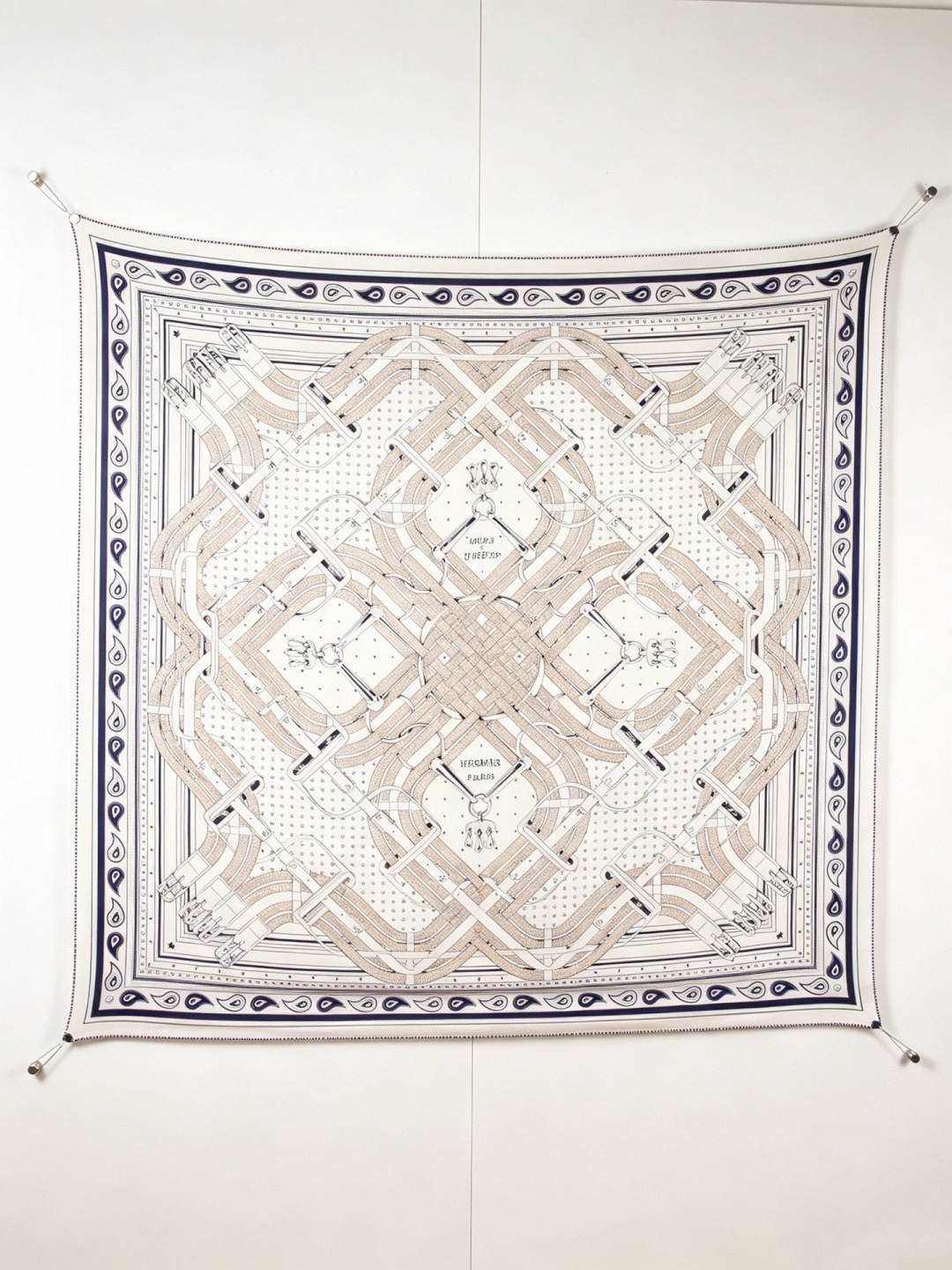 “马嚼锁环BANDANA”140披肩 手工卷边山羊绒和真丝混纺披肩（70%山羊绒，30%桑蚕丝）。 这款迷人的140披肩