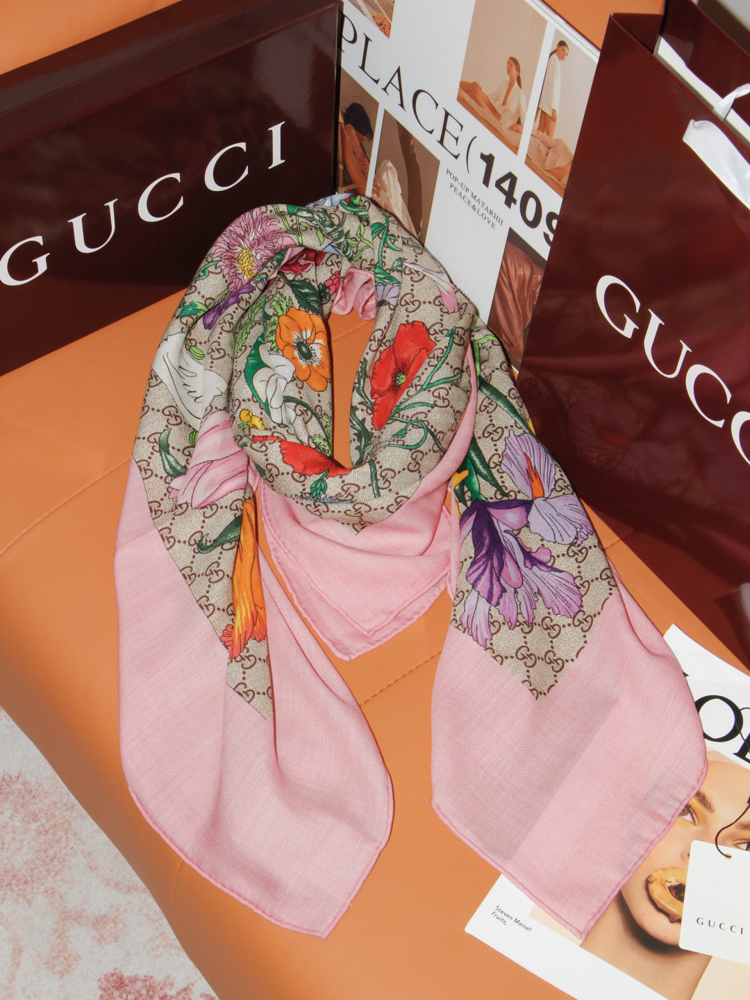 Gucci 花卉双面印花140丝绒披肩 26秋冬系列倾情推出活力十足的丝绒配饰，这款缀饰Gucci Flora花卉图案的