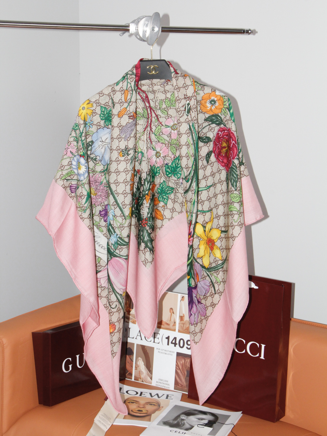 Gucci 花卉双面印花140丝绒披肩 26秋冬系列倾情推出活力十足的丝绒配饰，这款缀饰Gucci Flora花卉图案的
