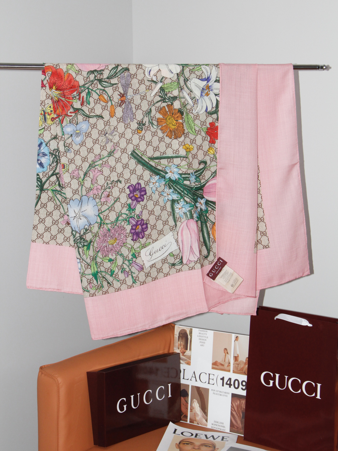 Gucci 花卉双面印花140丝绒披肩 26秋冬系列倾情推出活力十足的丝绒配饰，这款缀饰Gucci Flora花卉图案的