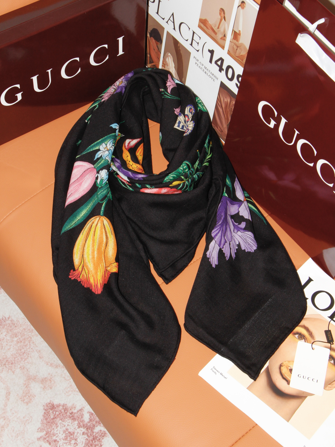 Gucci 花卉双面印花140丝绒披肩 26秋冬系列倾情推出活力十足的丝绒配饰，这款缀饰Gucci Flora花卉图案的