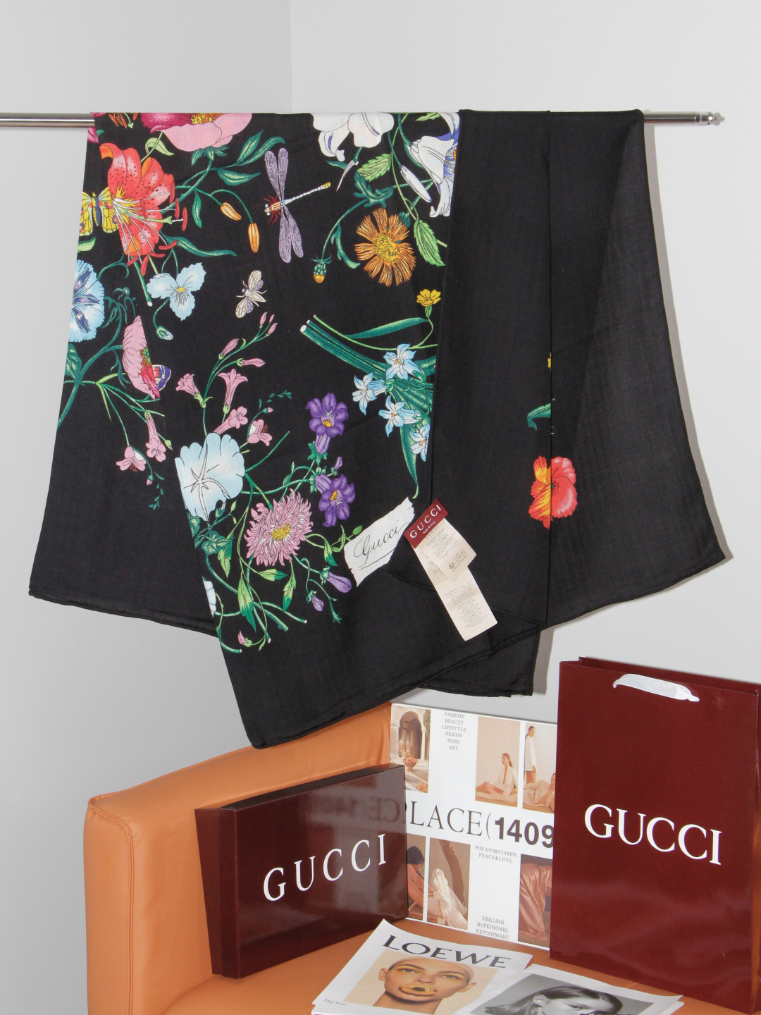 Gucci 花卉双面印花140丝绒披肩 26秋冬系列倾情推出活力十足的丝绒配饰，这款缀饰Gucci Flora花卉图案的