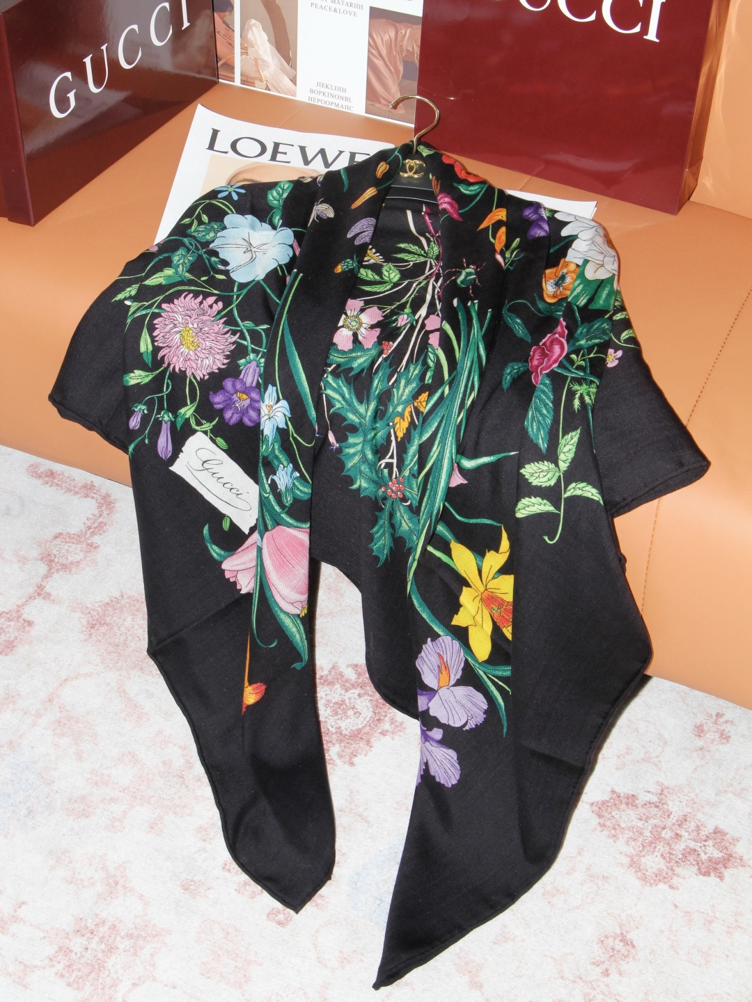 Gucci 花卉双面印花140丝绒披肩 26秋冬系列倾情推出活力十足的丝绒配饰，这款缀饰Gucci Flora花卉图案的
