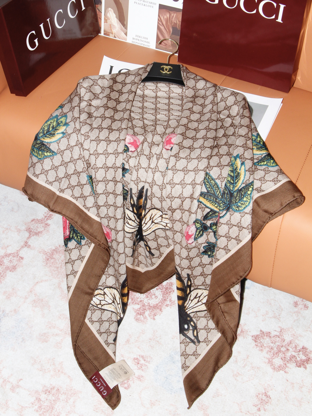 Gucci ~140双面同色披肩 手工卷边山羊绒和真丝混纺披肩（70%山羊绒、30%桑蚕丝）。 这款迷人的140披肩令您