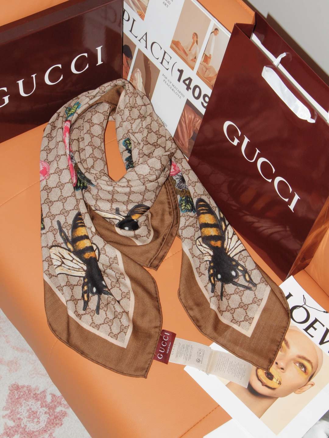 Gucci ~140双面同色披肩 手工卷边山羊绒和真丝混纺披肩（70%山羊绒、30%桑蚕丝）。 这款迷人的140披肩令您
