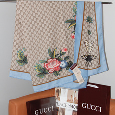 Gucci ~140双面同色披肩 手工卷边山羊绒和真丝混纺披肩(70%山羊绒、30%桑蚕丝)。 这款迷人的140披肩令您 Gucci ~140双面同色披肩 手工卷边山羊绒和真丝混纺披肩(70%山羊绒、30%桑蚕丝)。 这款迷人的140披肩令您