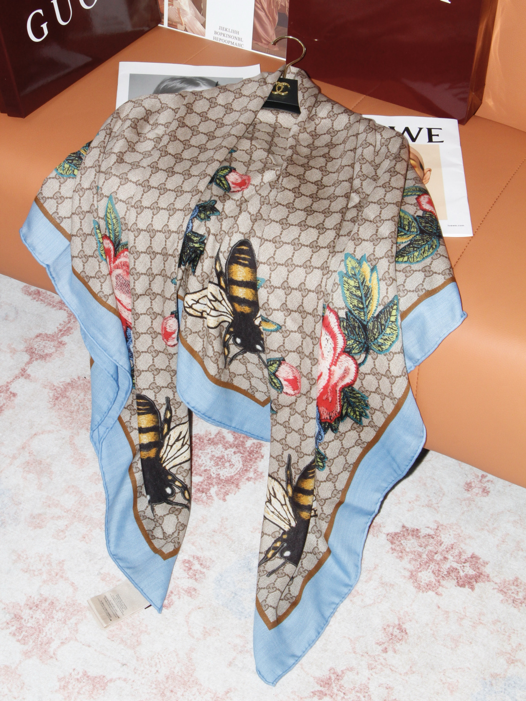 Gucci ~140双面同色披肩 手工卷边山羊绒和真丝混纺披肩(70%山羊绒、30%桑蚕丝)。 这款迷人的140披肩令您 Gucci ~140双面同色披肩 手工卷边山羊绒和真丝混纺披肩(70%山羊绒、30%桑蚕丝)。 这款迷人的140披肩令您