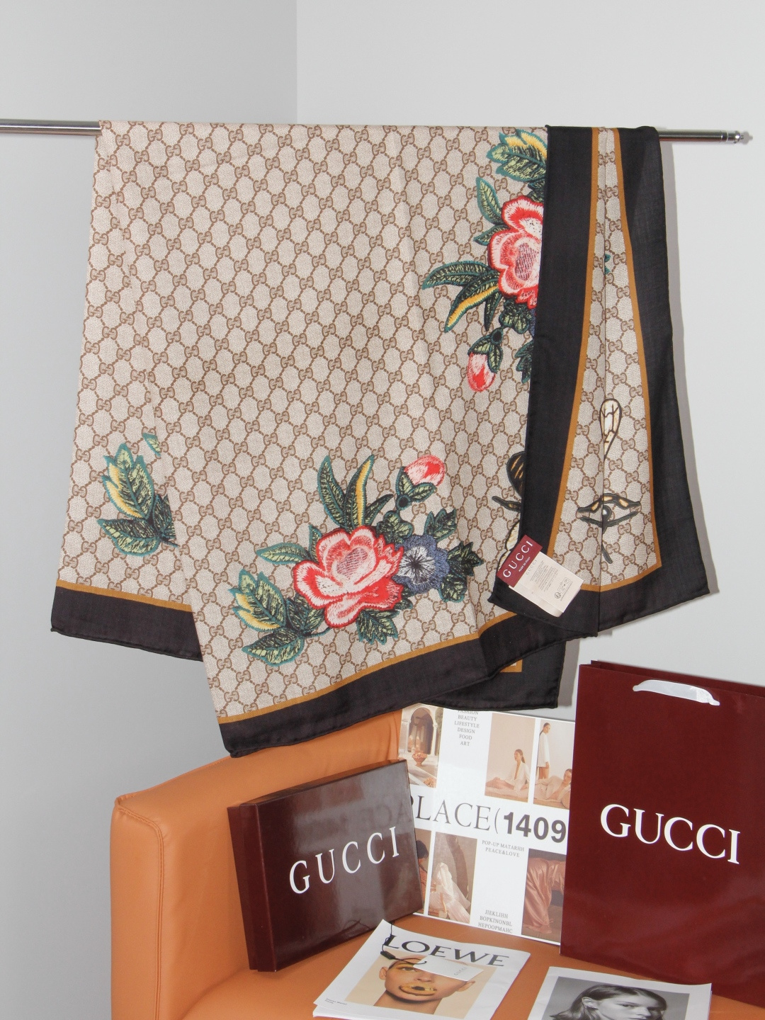 Gucci ~140双面同色披肩 手工卷边山羊绒和真丝混纺披肩（70%山羊绒、30%桑蚕丝）。 这款迷人的140披肩令您