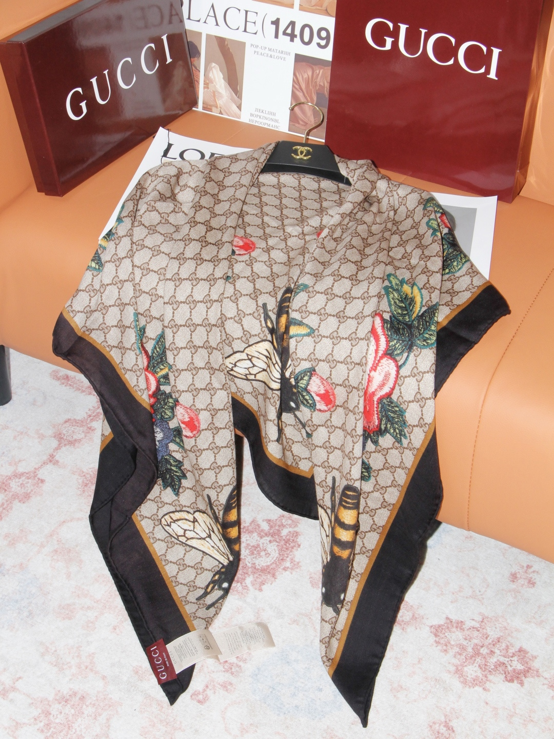 Gucci ~140双面同色披肩 手工卷边山羊绒和真丝混纺披肩（70%山羊绒、30%桑蚕丝）。 这款迷人的140披肩令您