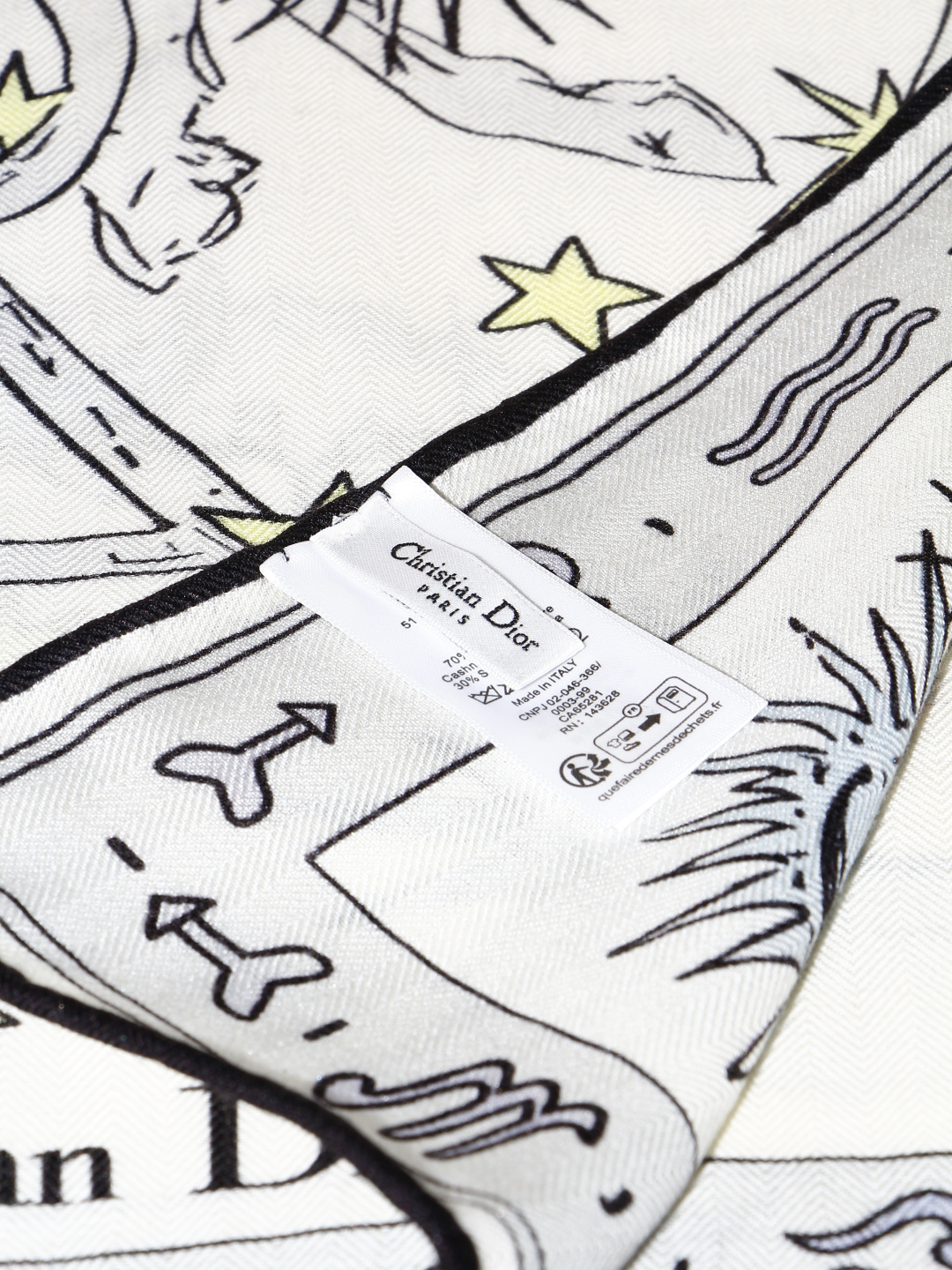 Dior 印花方巾 140 厘米 丝绒面料多色 十二星座系列图案 这款方巾饰以 十二星座系列 图案，呈现柔和的水彩效果，